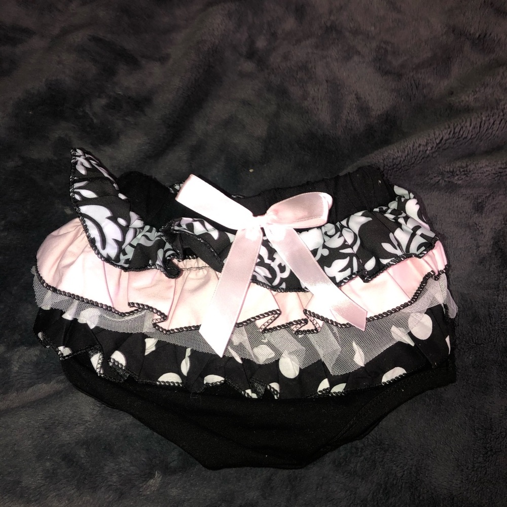 Baby bootie shorts with ruffles 12M